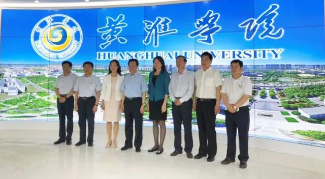 中華職業(yè)教育社理事長陳昌智、河南省副省長霍金花一行參觀展廳